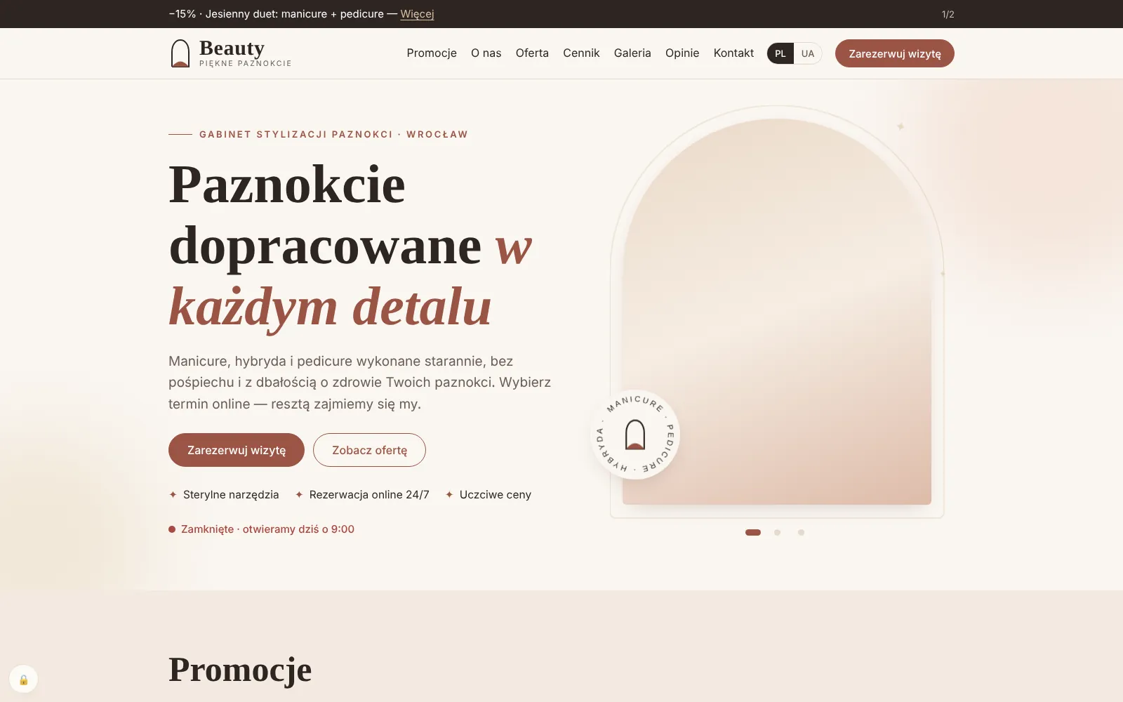 Strona główna na komputerze: pasek z promocją, logo Beauty, nagłówek „Paznokcie dopracowane w każdym detalu”, przyciski rezerwacji i zdjęcie w ramce w kształcie łuku